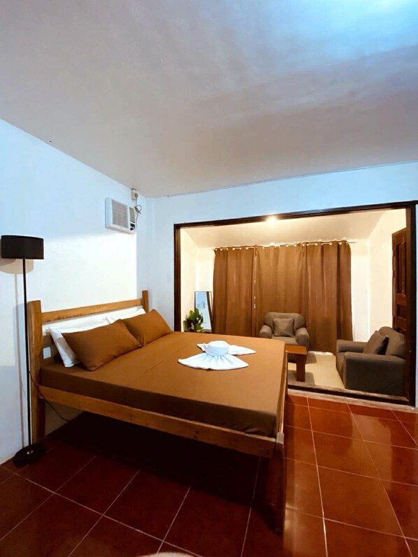 Escritorio y ropa de cama 