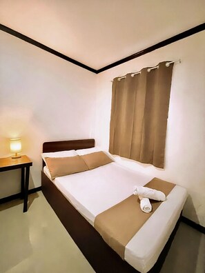 Premier Studio - Flo Bed and Breakfast (General Luna)