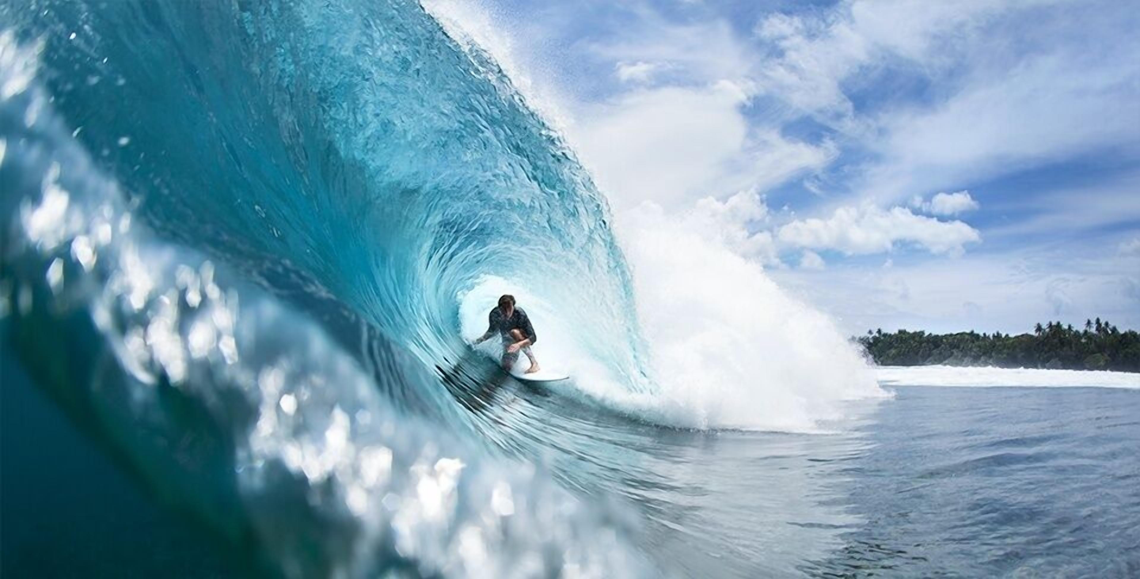 Un surfista cabalgando una ola grande.