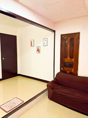 Deluxe Double Room | Living area - Flo Bed and Breakfast (General Luna)