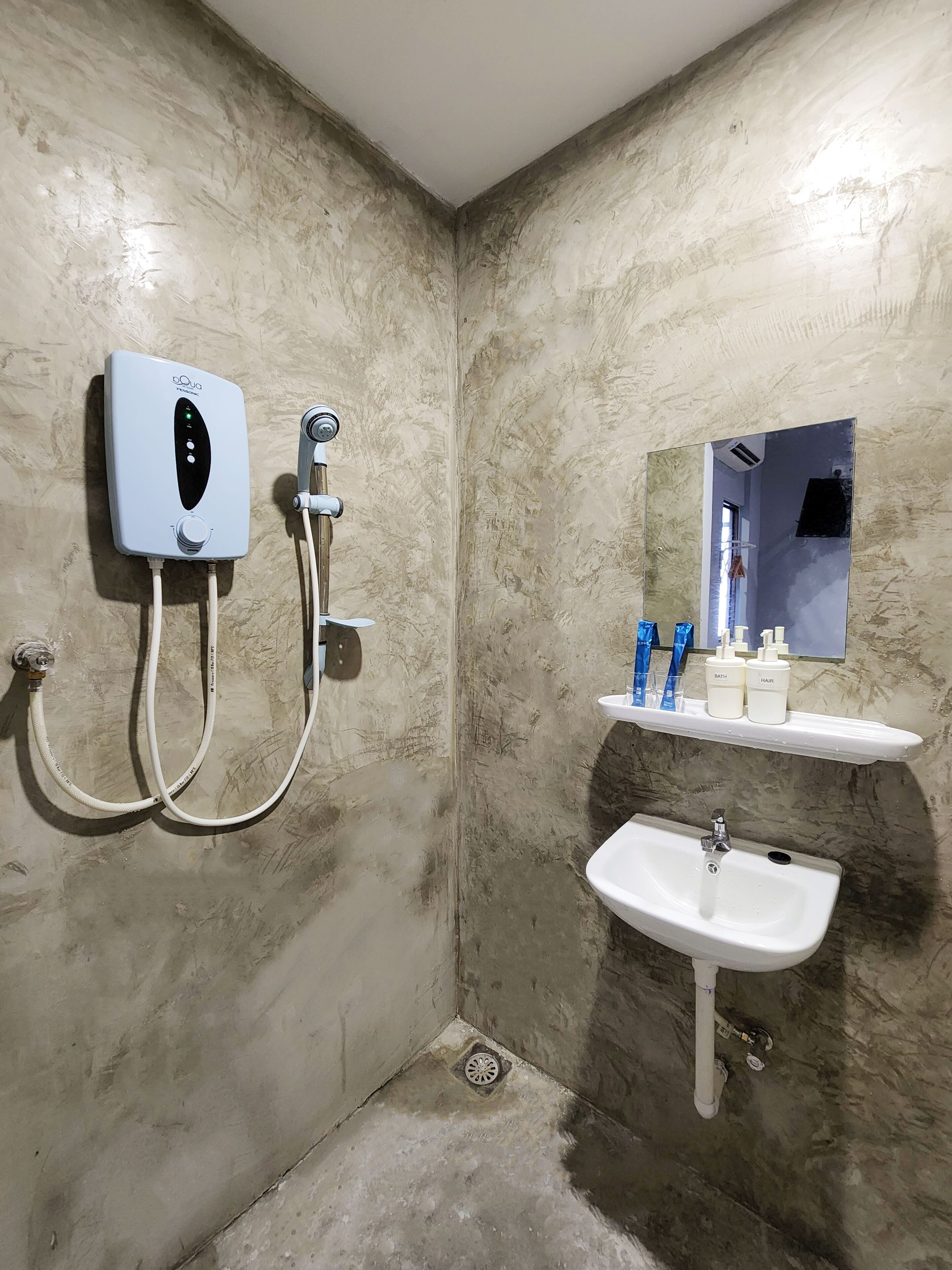 Shower, free toiletries, hair dryer, bidet