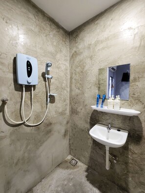 Ducha, artículos de tocador gratuitos, secador de pelo, bidet