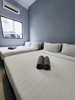 Chambre quadruple familiale | Rideaux d’obscurcissement, fer et planche à repasser