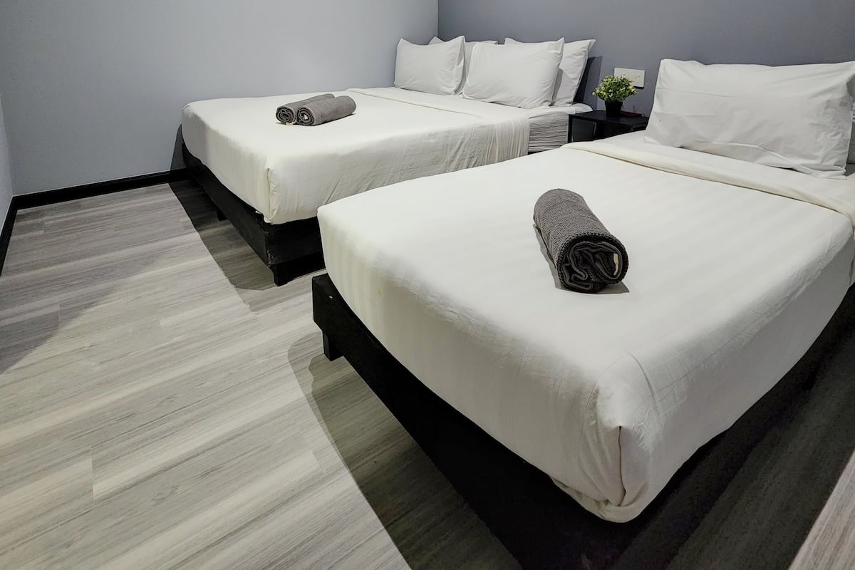 Habitación triple Deluxe | Cortinas blackout, tabla de planchar con plancha y wifi gratis