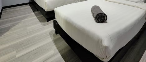 Kamar Triple Deluks | Tirai kedap cahaya, setrika/meja setrika, Wi-Fi gratis, dan seprai linen