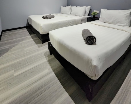 Deluxe Triple Room | Blackout drapes, iron/ironing board, free WiFi, bed sheets