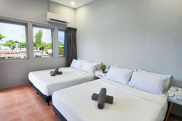 Kamar Quadruple Deluks | Tirai kedap cahaya, setrika/meja setrika, Wi-Fi gratis, dan seprai linen