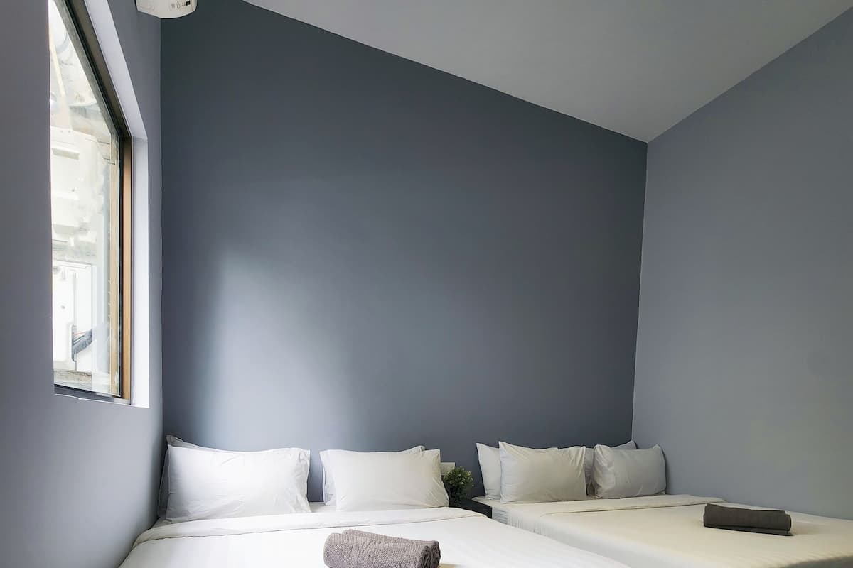 Habitación cuádruple familiar | Cortinas blackout, tabla de planchar con plancha y wifi gratis