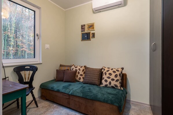TV, fireplace, offices