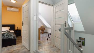 3 bedrooms, desk, iron/ironing board, WiFi
