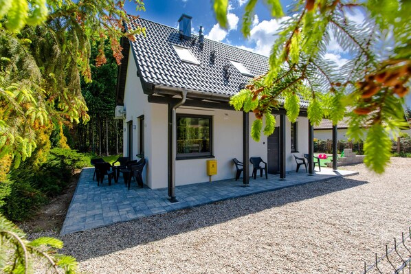 Exterior - Spacious House with Terrace | Air Conditioning | Close to the Beach (Radawka)