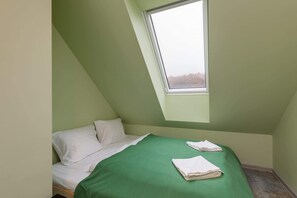 3 bedrooms, desk, iron/ironing board, WiFi