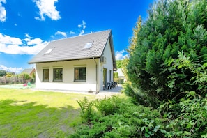 Exterior - Spacious House with Terrace | Air Conditioning | Close to the Beach (Radawka)