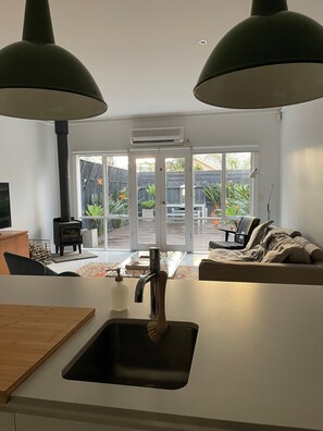 Smart TV, books - Yarraville town house close to the village (Yarraville)