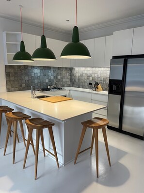 Fridge, oven, dishwasher, coffee/tea maker - Yarraville town house close to the village (Yarraville)