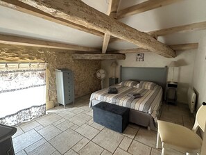 5 bedrooms, iron/ironing board, travel cot, free WiFi - Magnificent stone farmhouse surrounded by vineyards, private swimming pool (SAINT MICHEL D'EUZET)