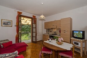 Tv, ett bordtennisbord och böcker