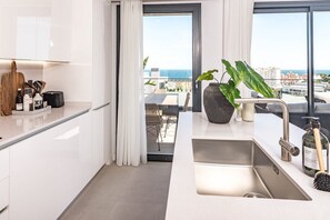 Kühlschrank, Mikrowelle, Ofen, Geschirrspüler
