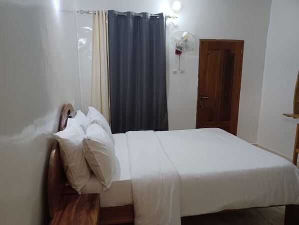 1 habitación, escritorio, tabla de planchar con plancha y wifi gratis 