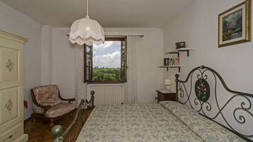 2 bedrooms, travel cot, free WiFi, bed sheets