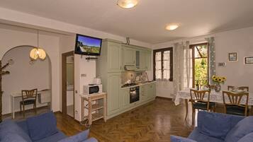 Televisión, mesa de ping pong, libros