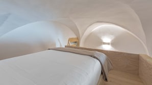 A bedroom with a bed, wooden headboard, and a nightstand with a lamp. - 3101 Casa di Paola by Barbarhouse (Lecce)