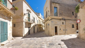 A narrow cobblestone street between buildings with stone facades and balconies. - 3101 Casa di Paola by Barbarhouse (Lecce)