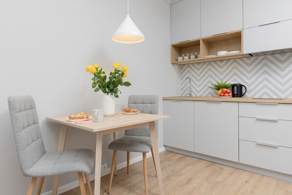 Estudio, balcón | Cocina privada | Utensilios de cocina 