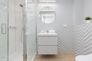 Estudio, balcón | Baño | Regadera y toallas 