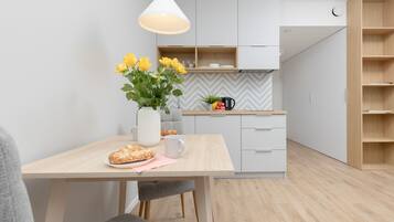 Studio, Balcony | Private kitchen | Cookware/dishes/utensils