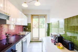 Fridge, microwave, oven, dishwasher - LE SIRIUS AP4314 By Riviera Holiday Homes (Niza)