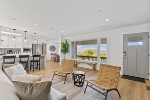 Smart TV, fireplace, offices - @ Marbella Lane - 3BR w/sweeping views of Bay Area (San Mateo)