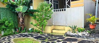 Charming cottage located 1 minute from the beach