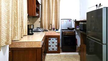 Refrigerador, microondas, horno, cafetera/tetera