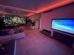 Smart-tv, spillekonsol, bordtennisbord, bøger