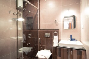 Habitación estándar doble, 1 cama de matrimonio grande | Baño | Ducha, zapatillas y toallas