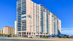 Un hôtel à plusieurs étages, reconnaissable à son grand panneau « The Capri », doté de balcons et présentant une architecture moderne.