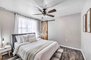 2 makuuhuonetta, silitysrauta/-lauta, vauvan matkasänky, ilmainen Wi-Fi