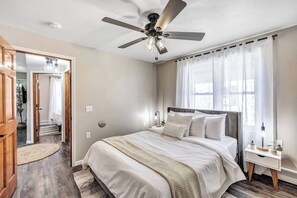 2 slaapkamers, een strijkplank/strijkijzer, reisbedje, gratis wifi