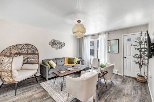 Welcome to The Steele Magnolia!! Completely renovated 2 bed/1ba plus bonus pull out futon couch. We are located directly across the street from Von Stiehl Winery and are just a few minutes walk to Crescent Beach!