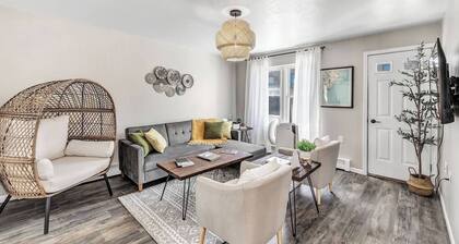 Welcome to The Steele Magnolia!! Completely renovated 2 bed/1ba plus bonus pull out futon couch. We are located directly across the street from Von Stiehl Winery and are just a few minutes walk to Crescent Beach!