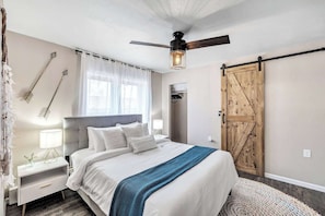 2 slaapkamers, een strijkplank/strijkijzer, gratis wifi, beddengoed