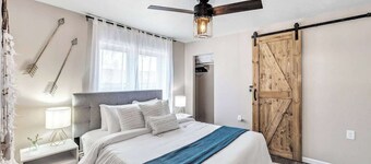 Welcome to The Steele Magnolia!! Completely renovated 2 bed/1ba plus bonus pull out futon couch. We are located directly across the street from Von Stiehl Winery and are just a few minutes walk to Crescent Beach!