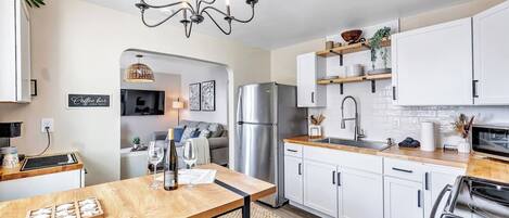 Køleskab, mikrobølgeovn, ovn, kogeplade