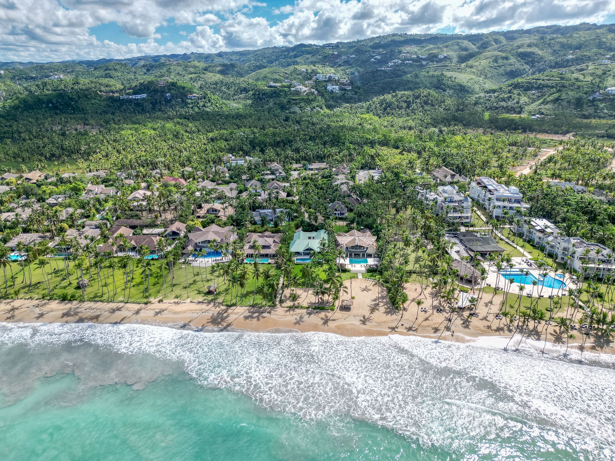 En la playa, camastros y toallas de playa 