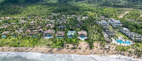 Plage, chaises longues, serviettes de plage