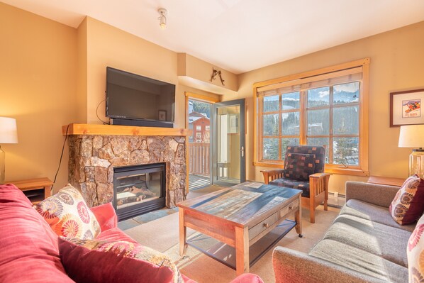 Televisión y chimenea 