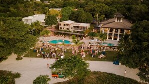Un complexe hôtelier doté de plusieurs piscines, d’un vaste espace extérieur aménagé pour les activités de groupe et de différents bâtiments.