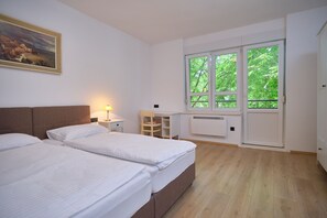 2 habitaciones, escritorio y espacio para trabajar con laptop 