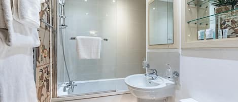 Ensemble baignoire-douche, séchoir à cheveux, serviettes fournies, savon